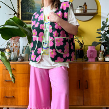 Pluszowa kamizelka w różowe kwiaty