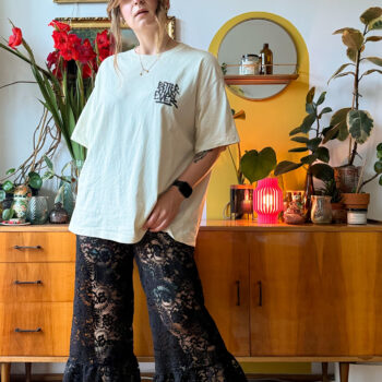 czarne koronkowe spodnie z falbanką