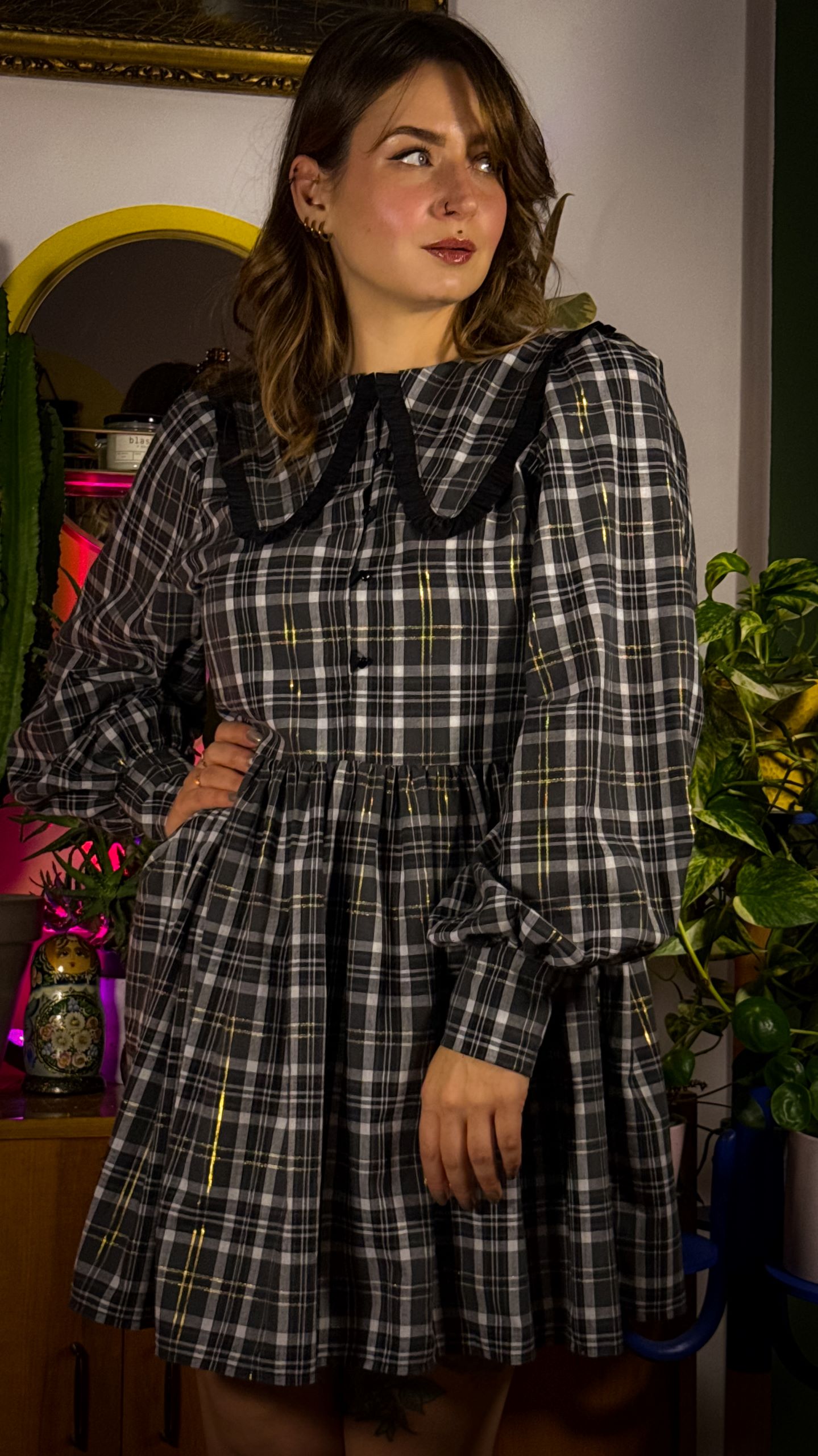 sukienka w kratkę z kołnierzykiem